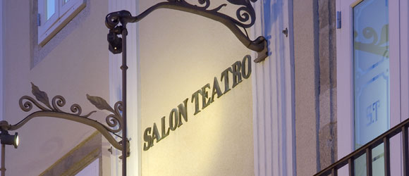 Detalle da fachada do Salón Teatro, sede do Centro Dramático Galego.