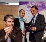 Ral Dans recibiu o Premio lvaro Cunquiero de mans do conselleiro de Cultura ( Tono Arias)