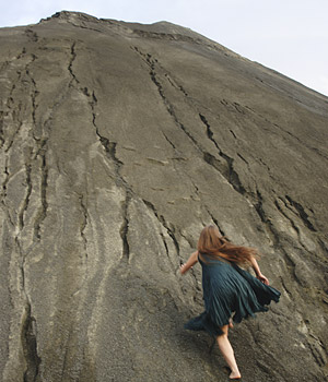 Fotograf&iacute;a en exteriores dos ensaios de Vacuo, na que se ve a unha bailarina gabeando por un monte.